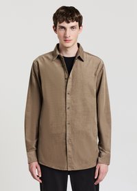 Camicia marrone con bottoni, realizzata in tessuto strutturato, con colletto classico, maniche lunghe e dettagli con bottoni sulla parte anteriore.