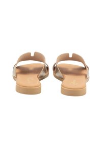 Sandalias planas marrones con una correa superior texturizada y una suela de goma suave. Diseño de talón abierto con una silueta minimalista y moderna.