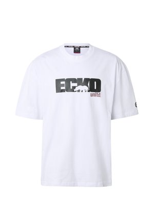 Valge lühikeste varrukatega T-särk, millel on suur musta tekstiga "ECKO", tähede sees valge ninasarviku siluett ja väiksem punane tekst "unltd.".