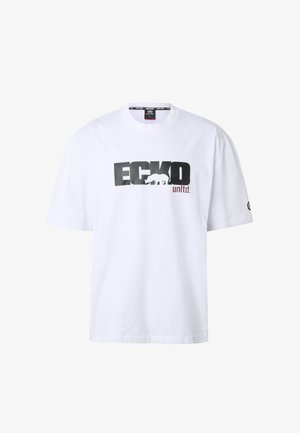 Valge lühikeste varrukatega T-särk, millel on suur musta tekstiga "ECKO", tähede sees valge ninasarviku siluett ja väiksem punane tekst "unltd.".