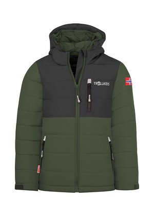 Grüne und dunkelgraue, gepolsterte Kinderjacke mit Kapuze, Frontreißverschluss, Brusttasche und norwegischem Flaggenaufnäher am Ärmel.