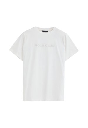 Weißes T-Shirt mit kurzen Ärmeln und Rundhalsausschnitt mit dezent geprägtem Text "POLO CLUB" auf der Brust.