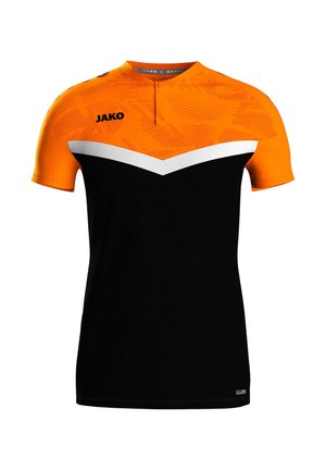 Maglia sportiva nera con un motivo geometrico arancione e bianco sulle spalle, maniche corte e colletto con bottoni. Presenta il logo JAKO.