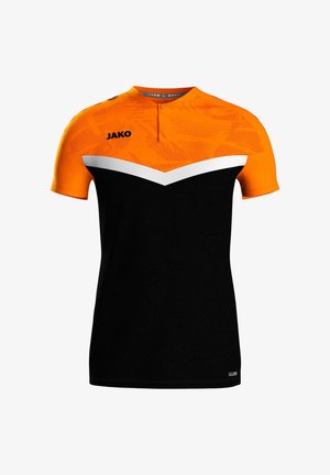 Maglia sportiva nera con un motivo geometrico arancione e bianco sulle spalle, maniche corte e colletto con bottoni. Presenta il logo JAKO.