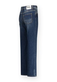 Jeans in denim blu scuro con vestibilità comoda, cinque tasche e una etichetta in vita. Il tessuto ha una trama liscia e una leggera scoloritura.