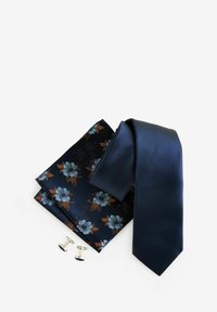 Lahti satin sidontakielto ja yhteensopiva taskuliina kukkakuviolla sinisessä ja oranssissa, jonka kanssa hopeiset kalvosinnapit.
