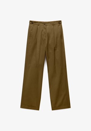 Pantalones marrones de pierna ancha con ajustadores laterales abotonados, trabillas para cinturón, bolsillos laterales y cierre frontal con botones.