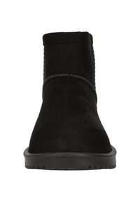 Botín negro de ante suave, con un diseño sencillo, puntera redonda y suela de goma texturizada. Sin herrajes ni acentos visibles.