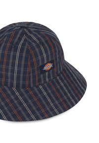 Marine kariertes Bucket Hat aus leichtem Stoff, mit orangefarbenen und weißen Streifen, und einem aufgenähten Dickies-Logo-Patch an der Seite.