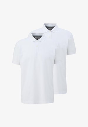 Dwie proste białe koszulki polo z krótkim rękawem, kołnierzykiem i trzema guzikami, ułożone na sobie na białym tle.