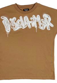T-shirt in cotone marrone con grande testo bianco in stile graffiti che recita "DISCLAIMER" con gocce, colletto rotondo e maniche corte.