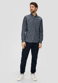 s.Oliver MIT AUFGESETZTER BRUSTTASCHE - Overhemd - navy