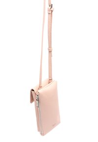 Borsa a tracolla in pelle rosa chiaro con superficie texturizzata, chiusura con zip e tracolla regolabile. Presenta un design minimalista e forma rettangolare.