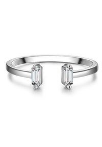 Hopeinen sormus, jossa avoin muotoilu ja kaksi suorakaiteen muotoista kuutiolitiumoksidi-koristetta kummassakin päässä, kiiltävä viimeistely heijastaa valoa.