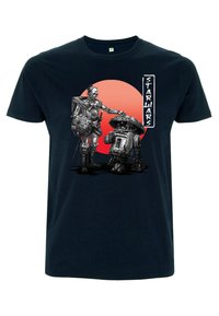 Navy t-shirt med en grafik av två robotar mot en röd cirkelbakgrund, med intrikata linjeteckningar och texten "STAR WARS".
