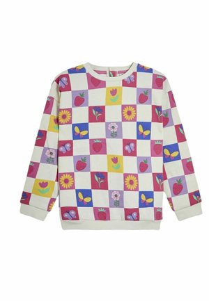 Weißer Pullover mit mehrfarbigem Patchwork-Design, das Erdbeeren, Blumen und Schmetterlinge zeigt; runder Hals und gerippte Bündchen.