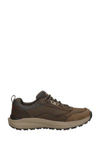 Zapatillas de senderismo marrones con parte superior de cuero texturizado y malla, que cuentan con un cuello acolchado, diseño de cordones y una suela gruesa y con patrón.
