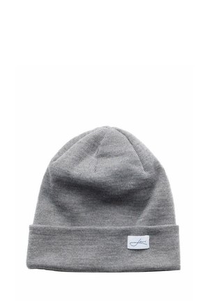 Graue Strickmütze mit umgeschlagenem Rand und einem kleinen weißen Logopatch angenäht. Weiche Textur und enganliegendes Design, geeignet für kältere Wetterbedingungen.