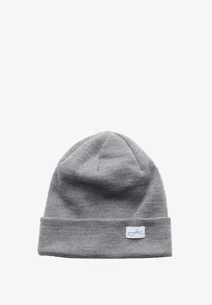 Graue Strickmütze mit umgeschlagenem Rand und einem kleinen weißen Logopatch angenäht. Weiche Textur und enganliegendes Design, geeignet für kältere Wetterbedingungen.