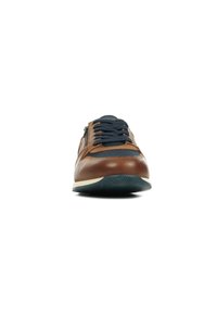 Bruine leren sneaker met marineblauwe stofaccenten, vetersluiting aan de voorkant, zijrits en een gestructureerde rubbere zool. Rond gevormd en met een gecushioneerde ontwerp.