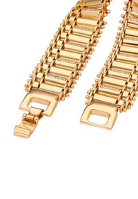 Arany színű karkötő, téglalap alakú láncszemekkel, apró, tiszta kövekkel díszítve, kapoccsal és bonyolult gyöngyökkel az élein.