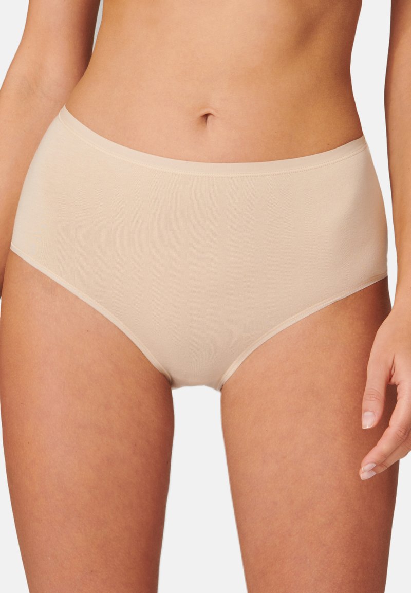 Sous-vêtements beiges taille haute en tissu doux et lisse. Dotés d'une taille et d'ouvertures de jambe sans coutures, avec un design classique couvrant entièrement.
