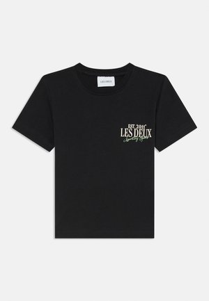 Sort bomulds t-shirt med rund hals, korte ærmer og et frontlogo med teksten "EST. 2011* LES DEUX" i cremefarvede og grønne detaljer.