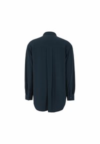 Chemise à manches longues bleu foncé avec col, détail de pince au dos et poignets boutonnés ; tissu à texture lisse.