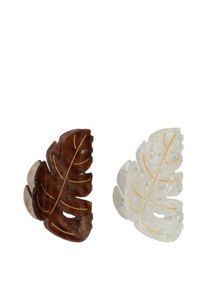 Due mollette per capelli a forma di foglia, una marrone e una bianco traslucido, ognuna con dettagli di venature dorate su sfondo bianco.