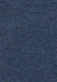 Ciemnoniebieska tkanina o miękkiej, teksturowanej dzianinie. Materiał ma subtelny melanż, jednolicie tkany z niewielkimi różnicami w odcieniu.