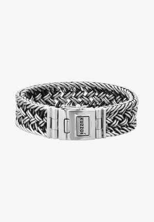 Bracciale intrecciato in argento con un design a catena testurizzata e una chiusura rettangolare con il nome del marchio "Kuzzoi".
