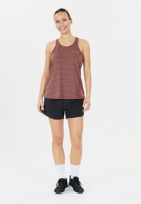 Marsala gestreept tanktop met een ronde hals, gecombineerd met zwarte sportshorts, witte sokken en zwarte sneakers. Gladde stof, casual ontwerp.