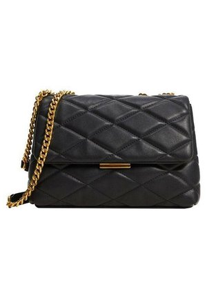 Zwarte gewatteerde leren handtas met een gouden kettingriem en een kleine rechthoekige gouden gesp op een witte achtergrond.