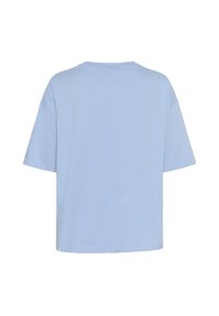 T-shirt à manches courtes bleu clair avec un col rond, fabriqué dans un tissu lisse, présentant une coupe décontractée et un design minimal.
