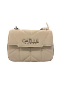 Borsa a tracolla in pelle trapuntata beige con hardware argentato, dotata di chiusura a patta e logo "Gaëlle Paris" sul davanti. Include una tracolla a catena.