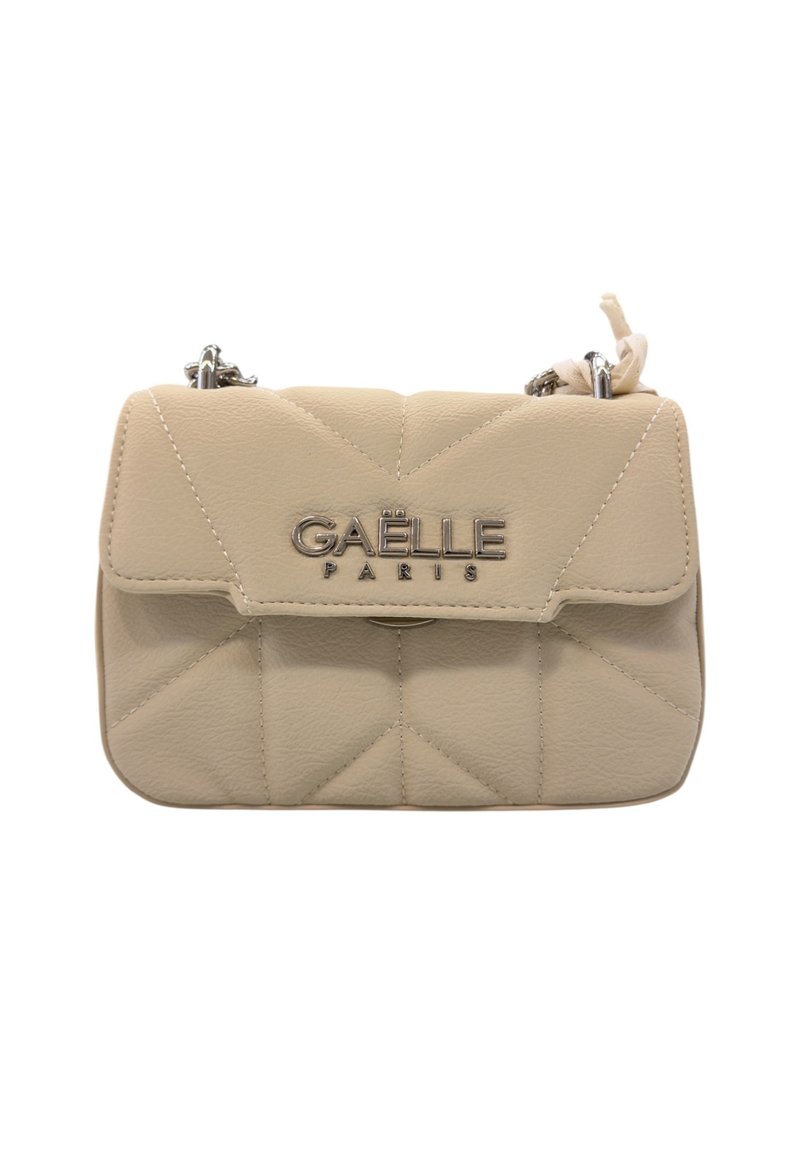 Borsa a tracolla in pelle trapuntata beige con hardware argentato, dotata di chiusura a patta e logo "Gaëlle Paris" sul davanti. Include una tracolla a catena.