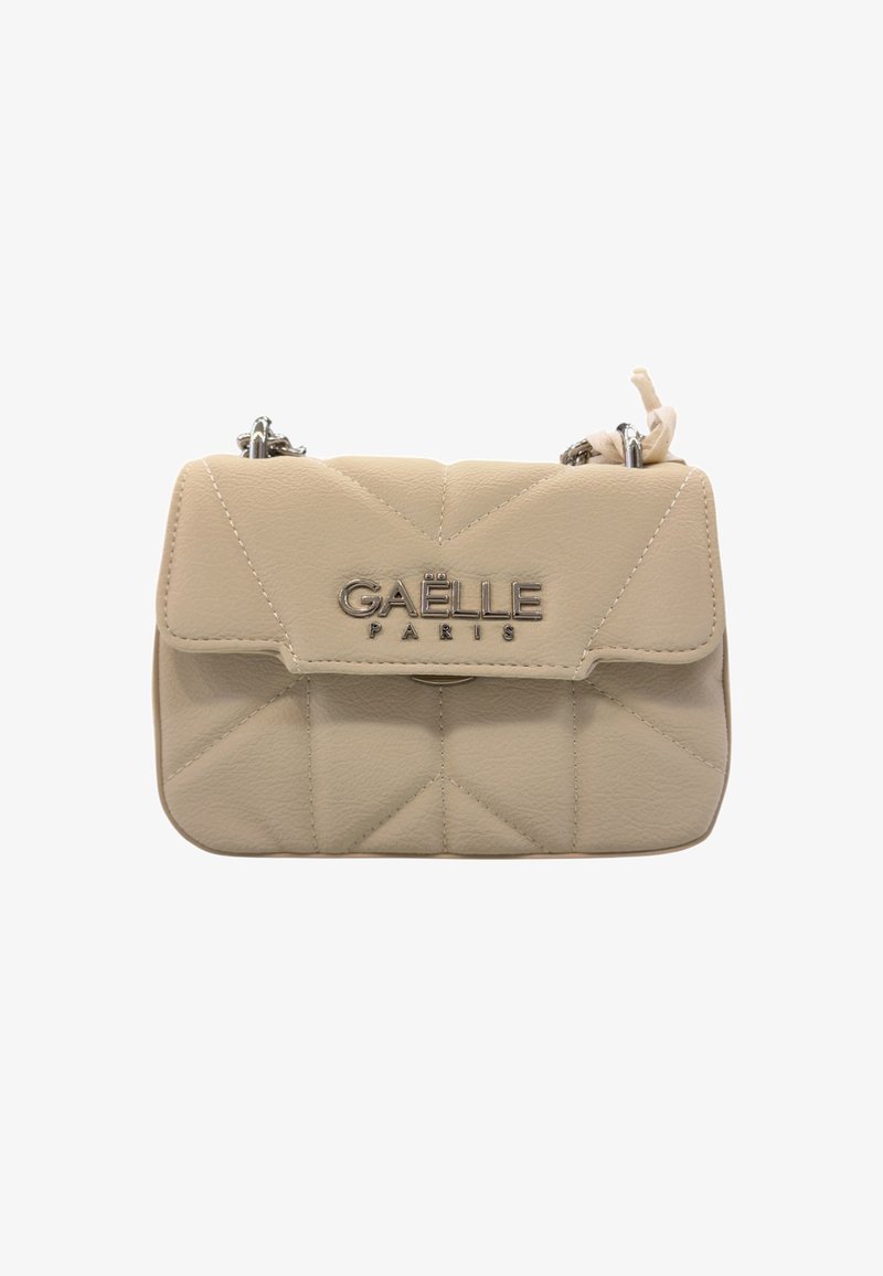 Borsa a tracolla in pelle trapuntata beige con hardware argentato, dotata di chiusura a patta e logo "Gaëlle Paris" sul davanti. Include una tracolla a catena.