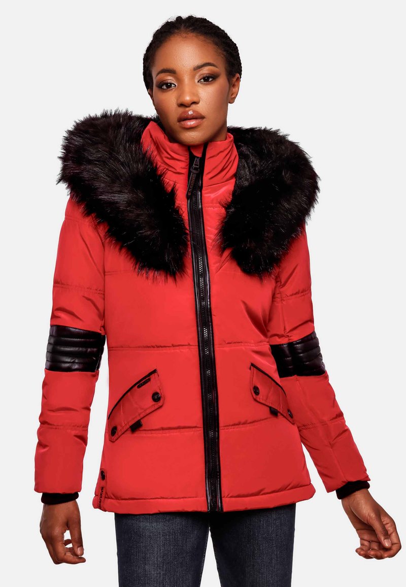 Chaleco acolchado rojo con capucha de piel sintética negra. Cuenta con detalles negros, cierre con cremallera y dos bolsillos frontales. Diseño acolchado texturizado.