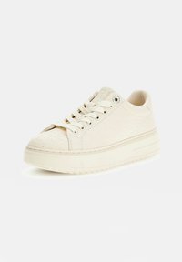Sneaker in finta pelle bianca con tomaia testurizzata, punta rotonda, chiusura con lacci e suola spessa con scanalature. Presenta occhielli metallici e un branding sottile.