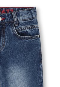 Denim jeans met een donkerblauwe wassing, een klassieke vijf-pocketontwerp, zichtbare stiksels en een zilveren knoopsluiting aan de voorkant.