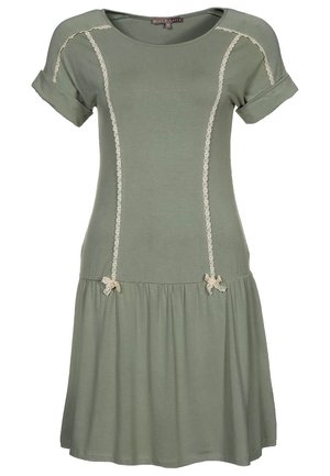 Sagegroene jurk met korte mouwen, ronde hals, kanten biezen aan de voorkant en schouders, kleine strikjes bij de taille en een geplooide rok.