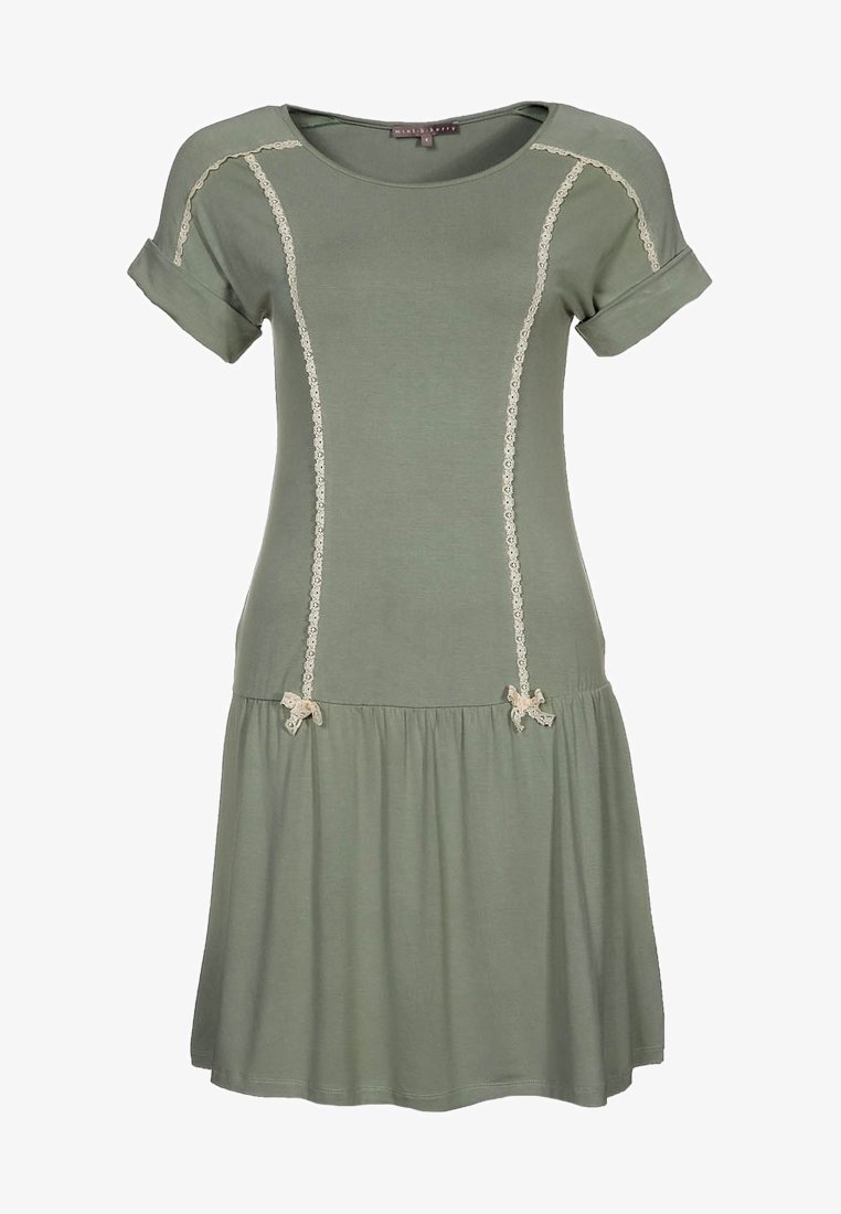 Robe vert sauge à manches courtes avec encolure dégagée, bordure en dentelle sur l'avant et les épaules, petits nœuds à la taille, et jupe froncée.