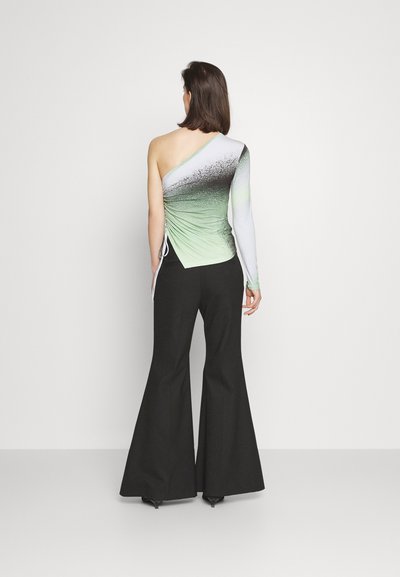 Elleme ONE SHOULDER - Μπλούζα με μακριά μανίκια - light green/white