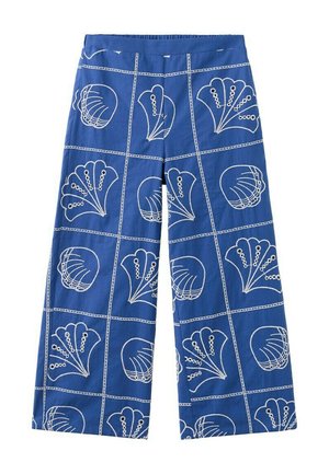 Pantalon large bleu avec des lignes blanches en quadrillage et des motifs abstraits de fleurs et de coquillages répartis uniformément sur le tissu.