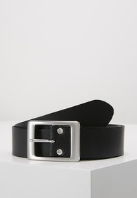 Ceinture en cuir noir avec une boucle rectangulaire en argent, texture lisse, et une extrémité effilée, dotée de deux crochets en métal pour le réglage.