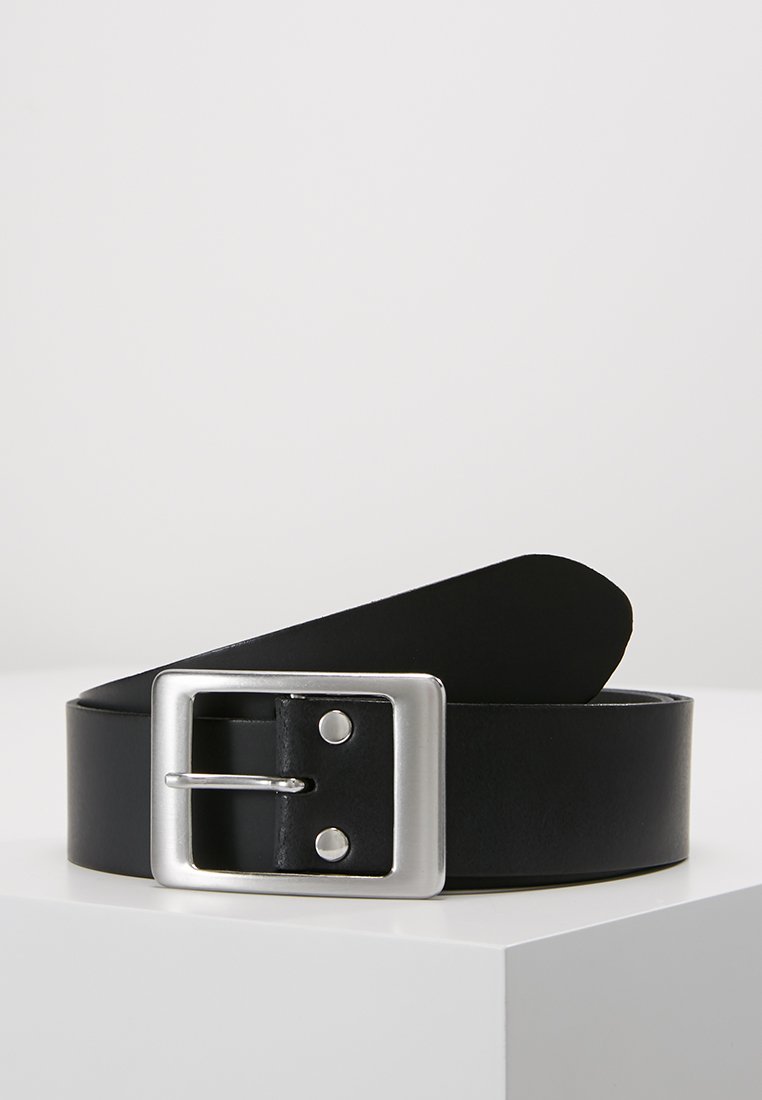 Ceinture en cuir noir avec une boucle rectangulaire en argent, texture lisse, et une extrémité effilée, dotée de deux crochets en métal pour le réglage.