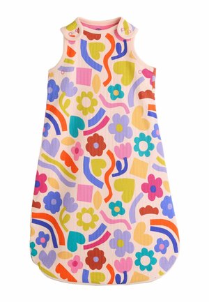 Ärmelloser Babyschlafsack mit Druckknöpfen an den Schultern, versehen mit bunten abstrakten Blumen- und Herzmustern auf hellrosa Hintergrund.