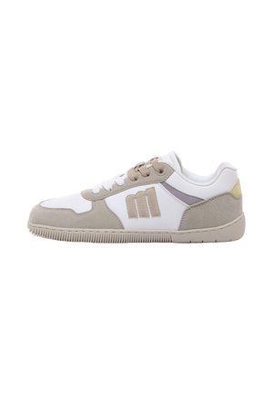 Zapatilla blanca y beige de perfil bajo con detalles en ante, logo "m" bordado en el lateral, cordones beige y suela de goma texturizada.