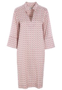 Tunique à motifs avec un décolleté en V et des manches trois-quarts, présentant un design géométrique en rose, rouge et bleu sur un fond blanc.