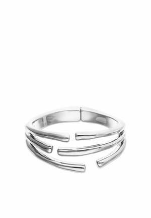 Bracciale aperto in argento con tre barre curve parallele su ogni lato, progettato per un aspetto moderno e minimalista.